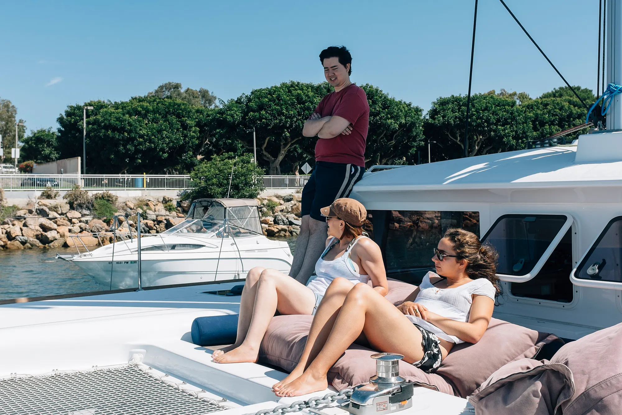 Thomas striking up conversation with Dolly and Mathilde.